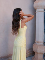 Vestido largo acampanado con tirantes delgados, color amarillo claro, vista trasera