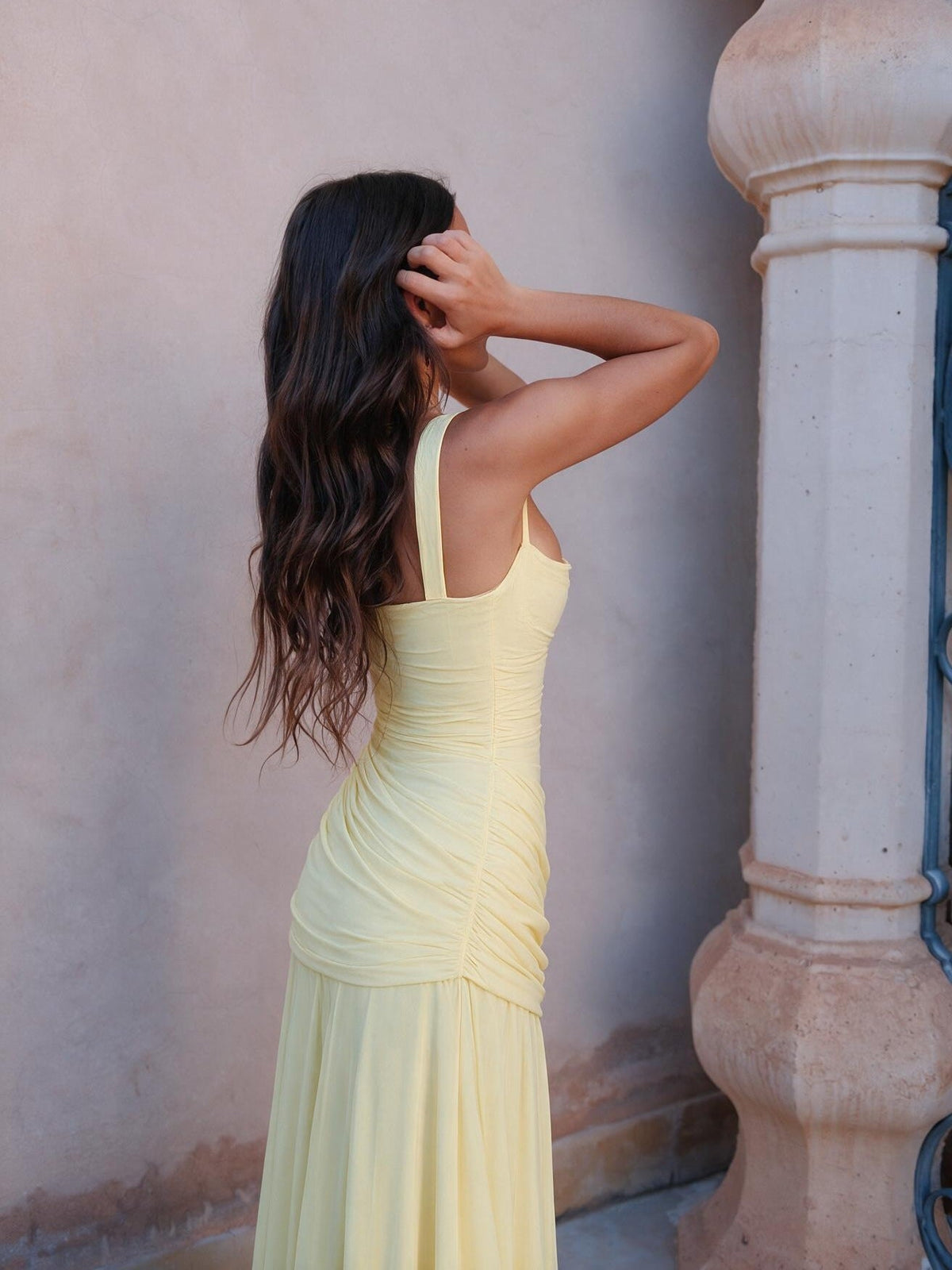 Vestido largo acampanado con tirantes delgados, color amarillo claro, vista trasera