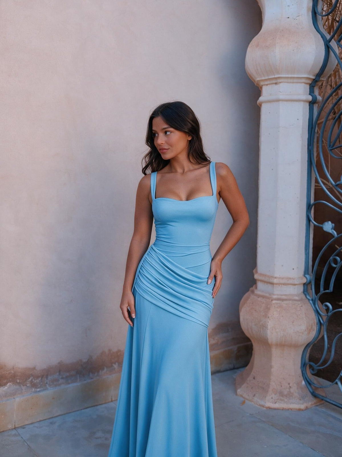 Vestido largo acampanado con tirantes delgados, color azul marino, vista frontal
