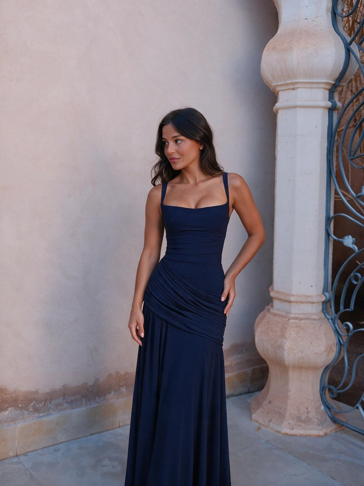 Vestido largo acampanado con tirantes delgados, color azul cielo, vista frontal