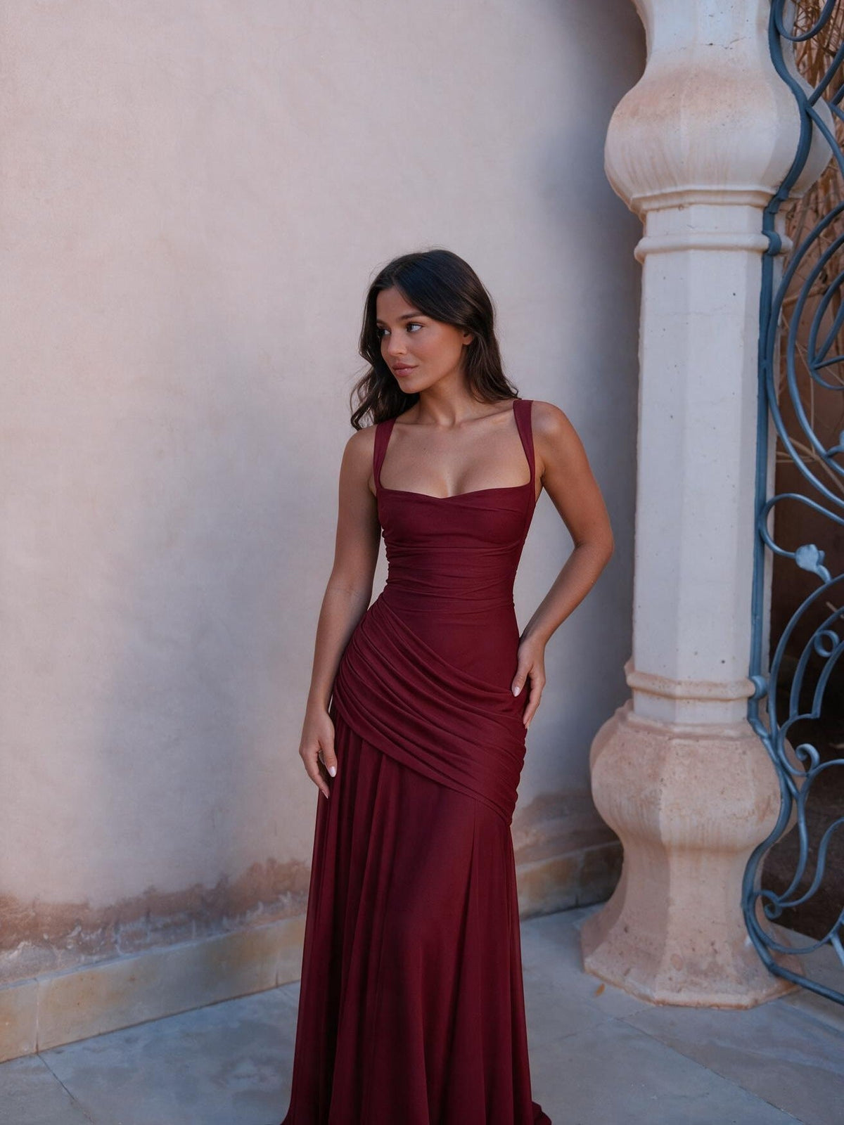 Vestido largo acampanado con tirantes delgados, color vino, vista frontal