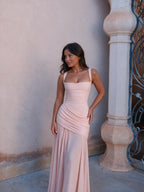 Vestido largo acampanado con tirantes delgados, color rosa, vista frontal