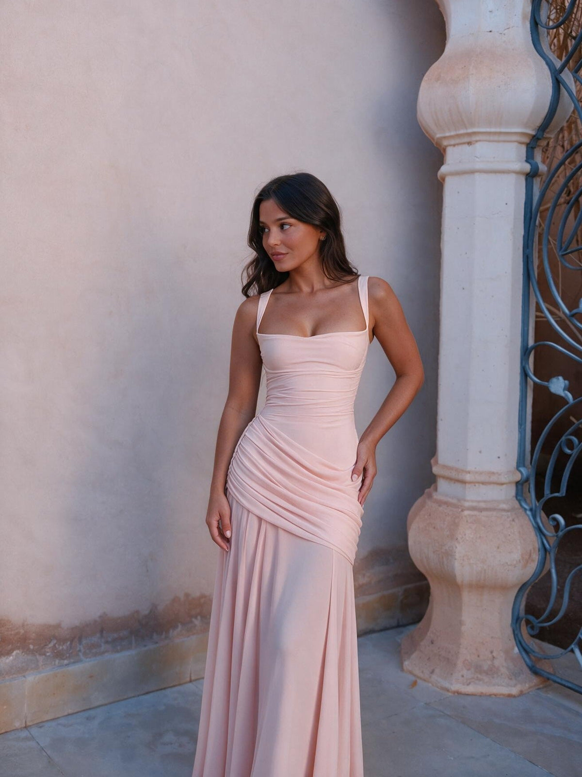 Vestido largo acampanado con tirantes delgados, color rosa, vista frontal