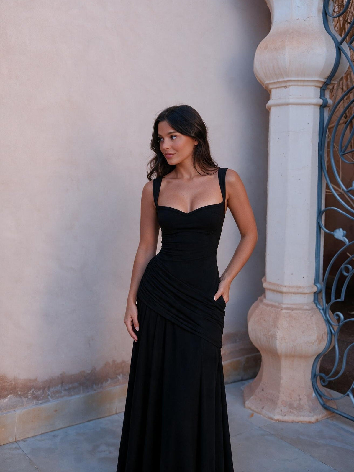 Vestido largo acampanado con tirantes delgados, color negro, vista frontal