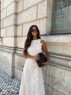 Vestido largo bordado con acabados cuidados, color blanco, vista frontal