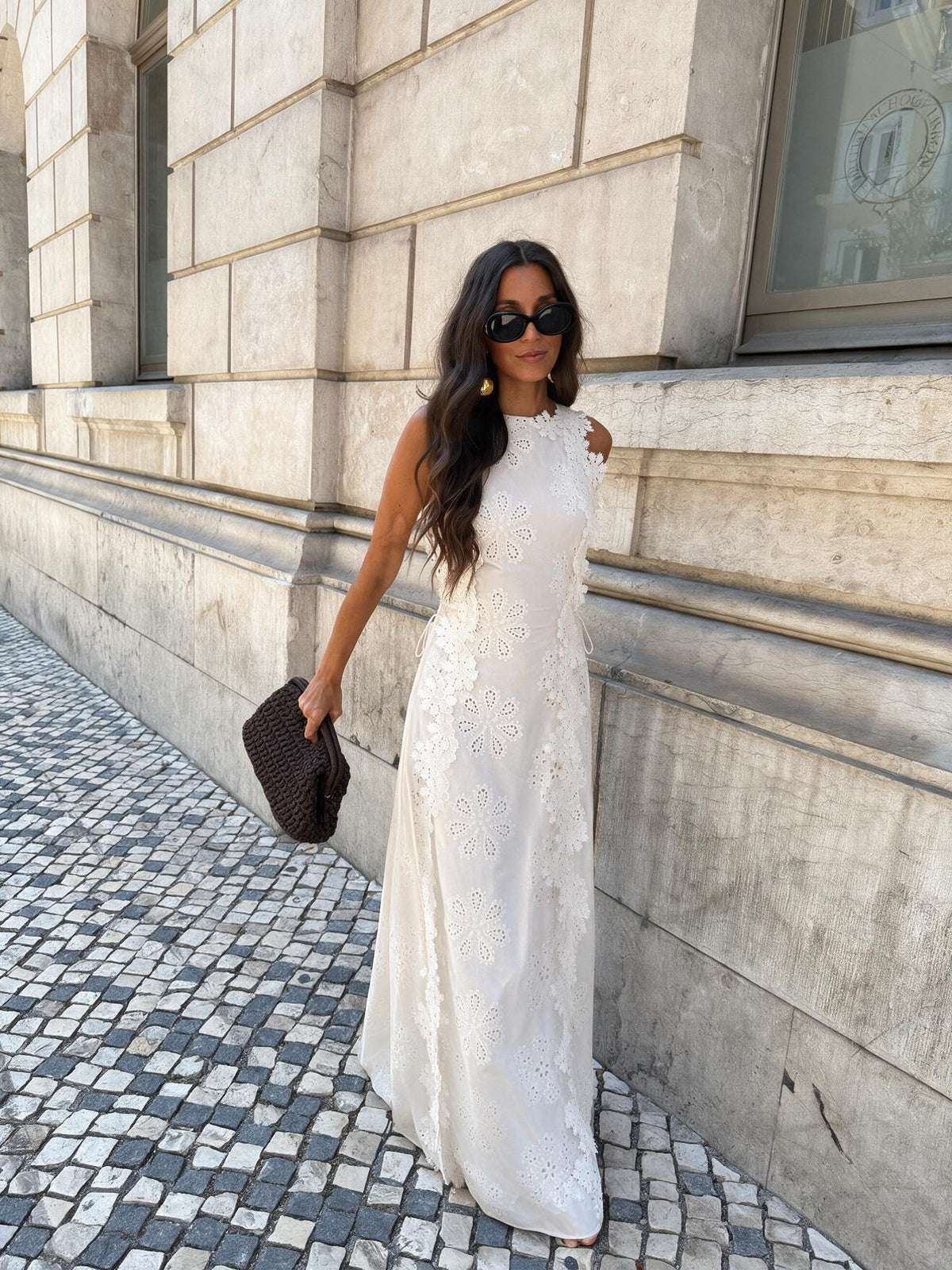 Vestido largo bordado con acabados cuidados, color blanco, tercera vista