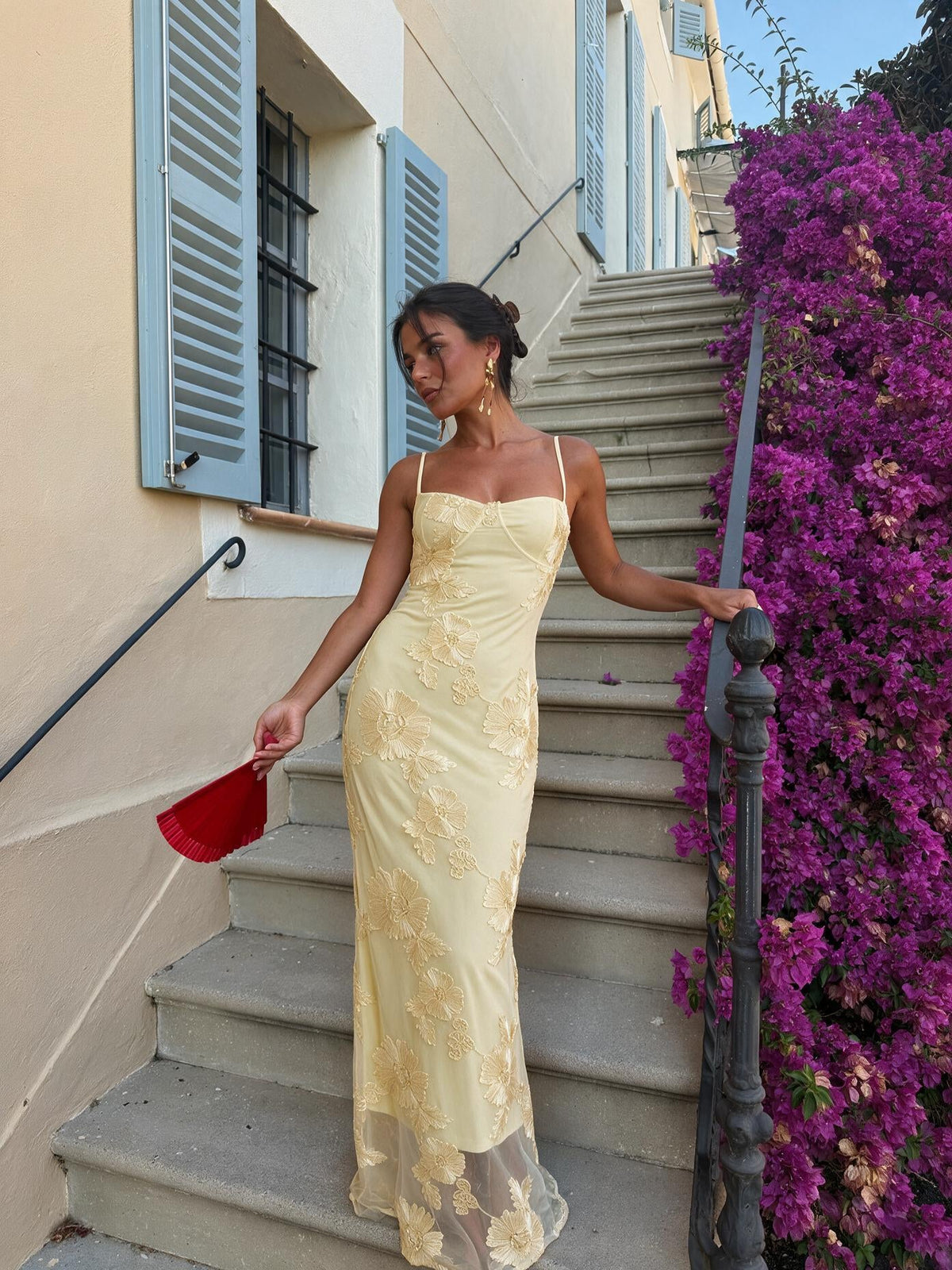 Vestido largo bordado con tirantes delgados, color amarillo, vista frontal