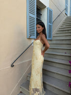 Vestido largo bordado con tirantes delgados, color amarillo, vista lateral