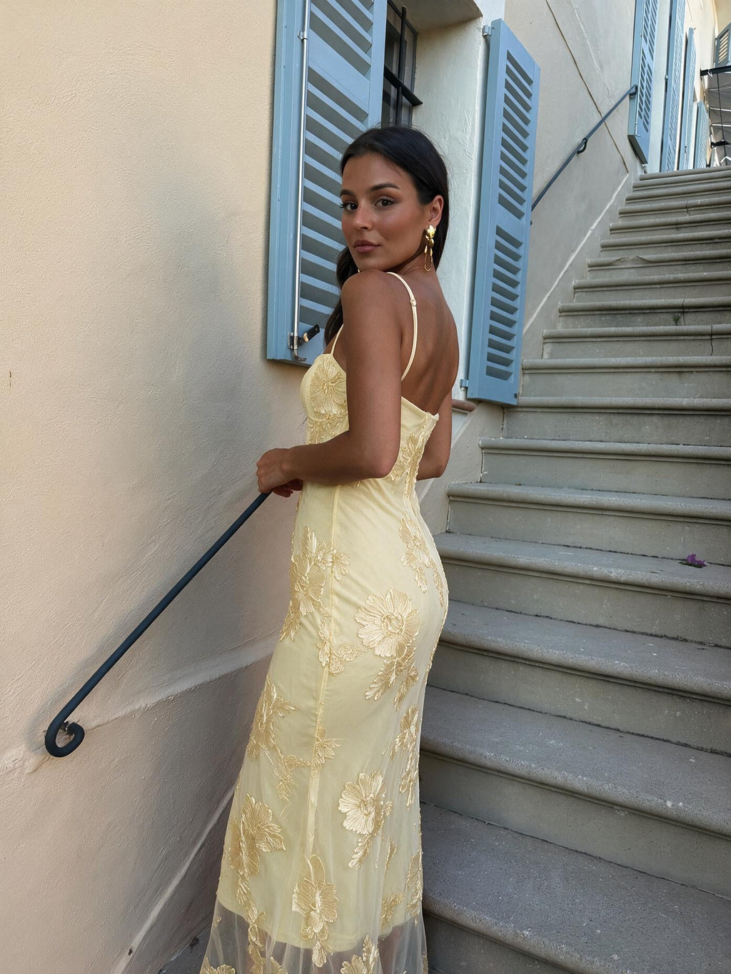 Vestido largo bordado con tirantes delgados, color amarillo, vista trasera