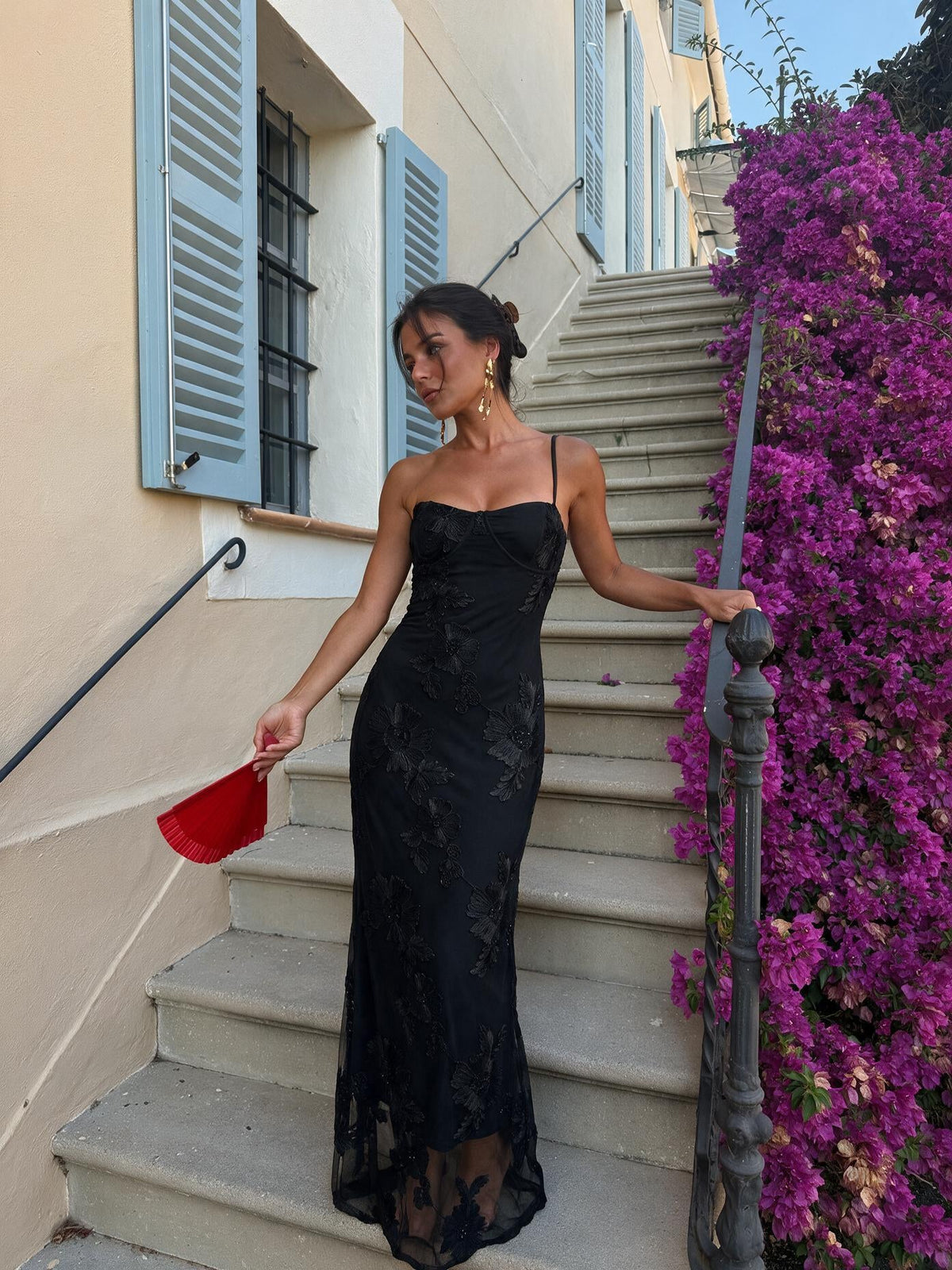 Vestido largo bordado con tirantes delgados, color negro, vista frontal