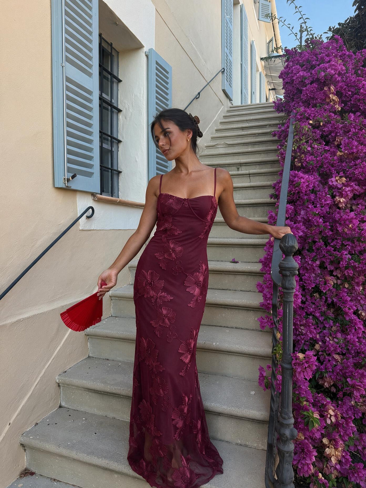 Vestido largo bordado con tirantes delgados, color vino, vista frontal