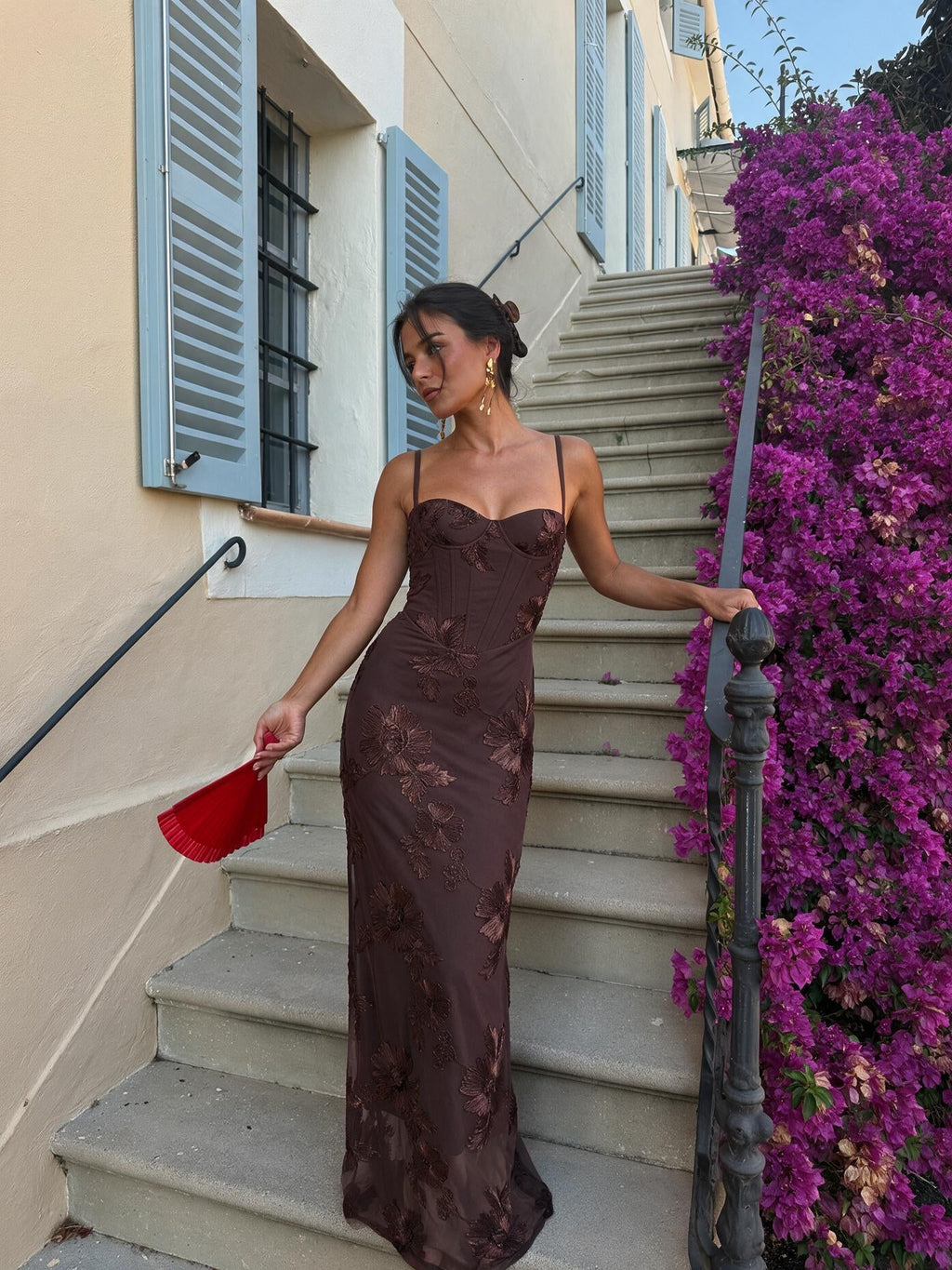 Vestido largo bordado con tirantes delgados, color café, vista frontal