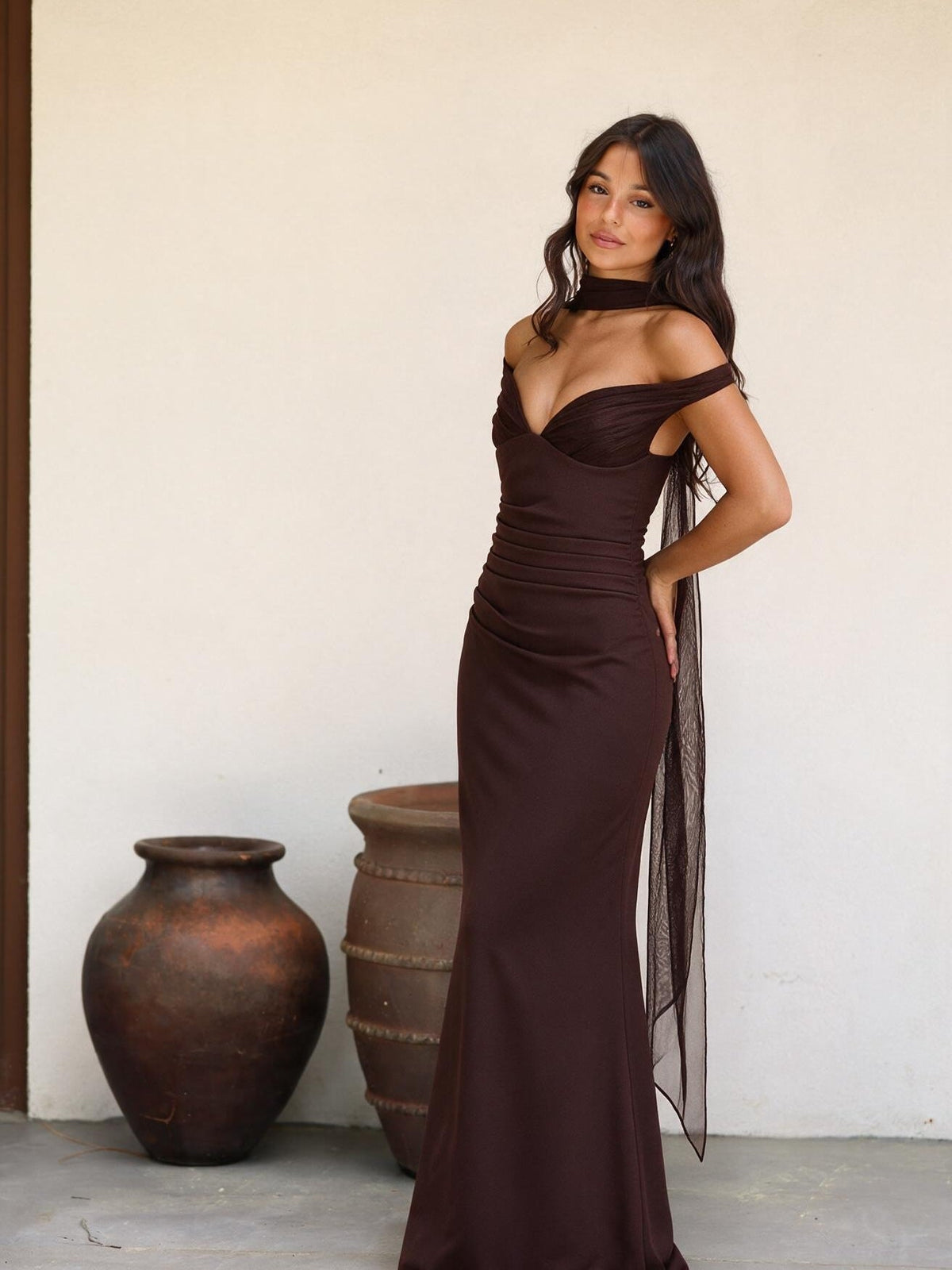 Vestido largo bustier con falda fluida, color café, vista frontal (2)
