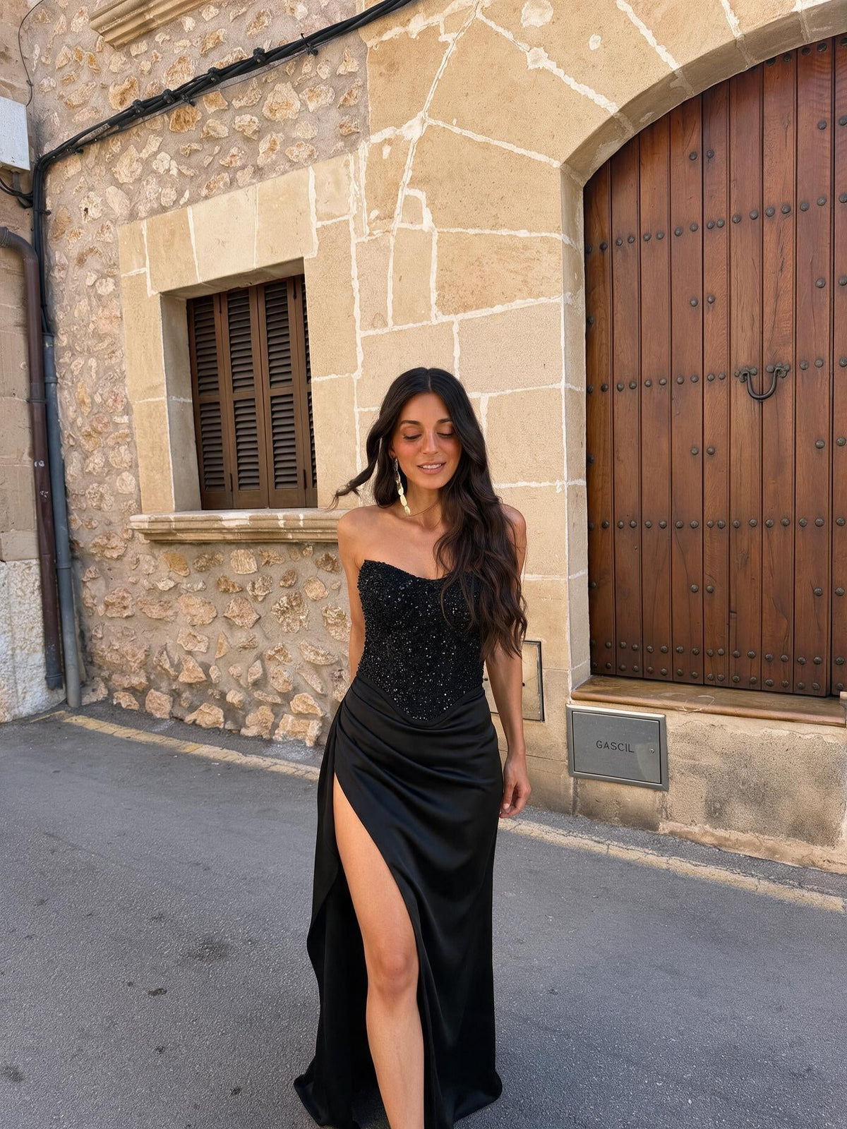Vestido largo con corpiño de lentejuelas y falda fluida, color negro, vista frontal (2)