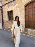 Vestido largo con cuello alto, pliegues y mangas con olanes, color blanco, vista frontal