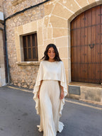 Vestido largo con cuello alto, pliegues y mangas con olanes, color blanco, vista frontal (2)