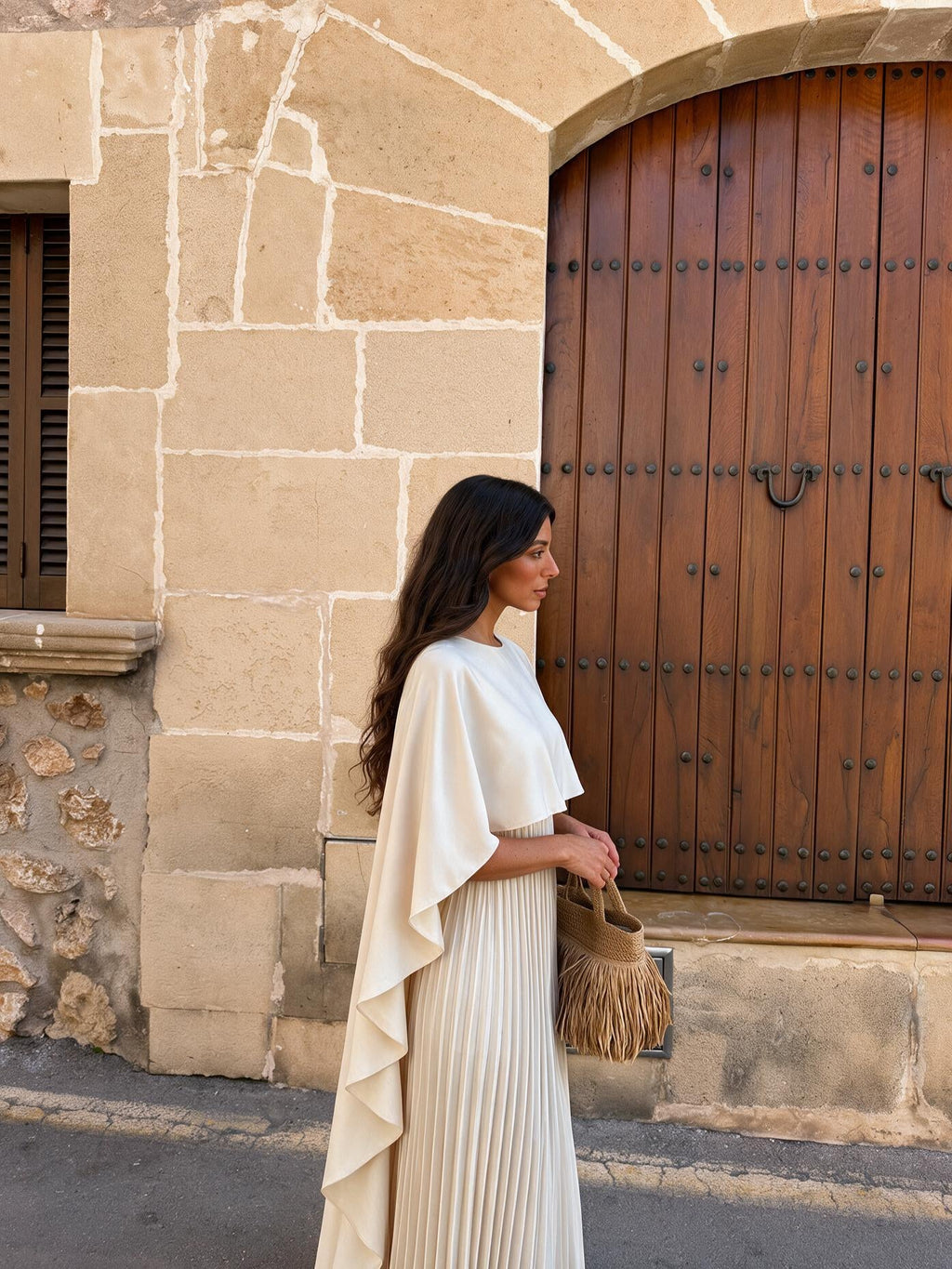 Vestido largo con cuello alto, pliegues y mangas con olanes, color blanco, vista lateral