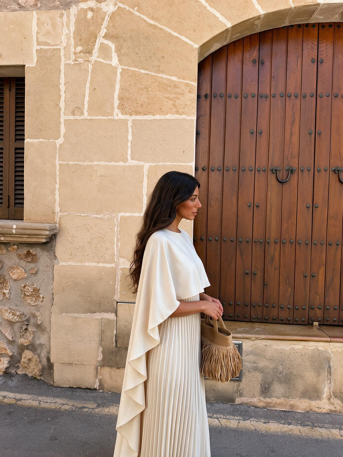Vestido largo con cuello alto, pliegues y mangas con olanes, color blanco, vista lateral