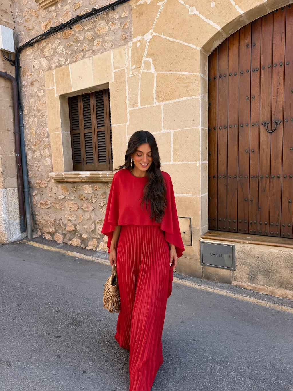 Vestido largo con cuello alto, pliegues y mangas con olanes, color rojo, vista frontal
