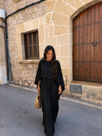 Vestido largo con cuello alto, pliegues y mangas con olanes, color negro, vista frontal