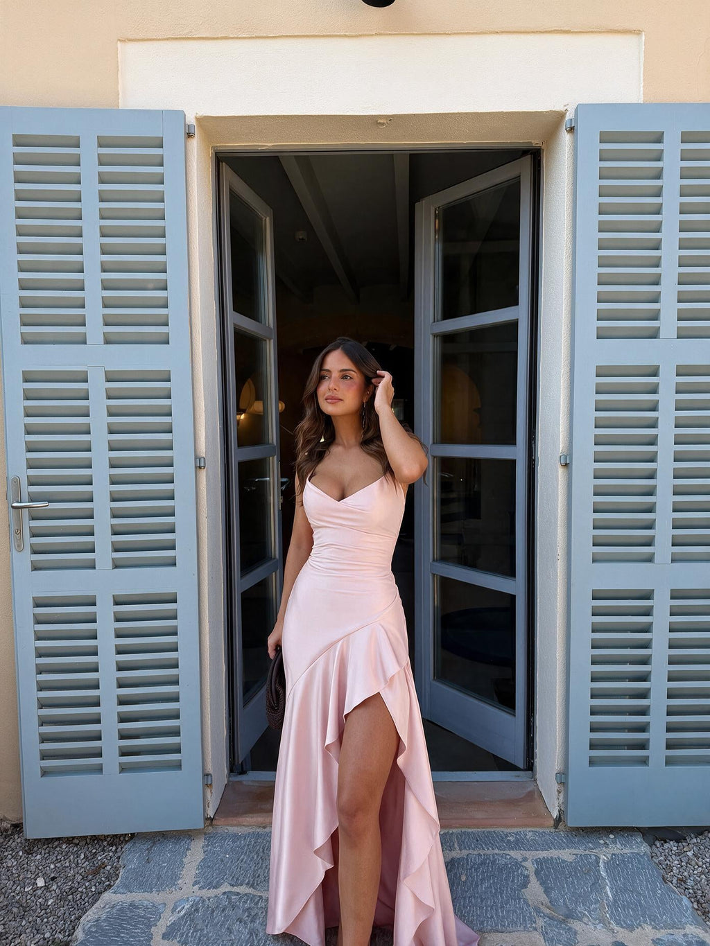 Vestido largo con drapeado envolvente, color rosa palo, vista frontal