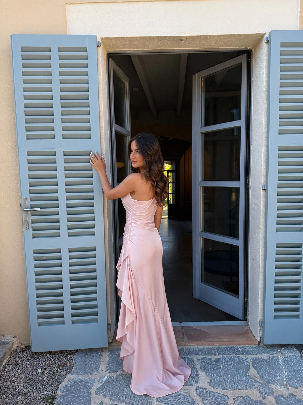 Vestido largo con drapeado envolvente, color rosa palo, vista trasera