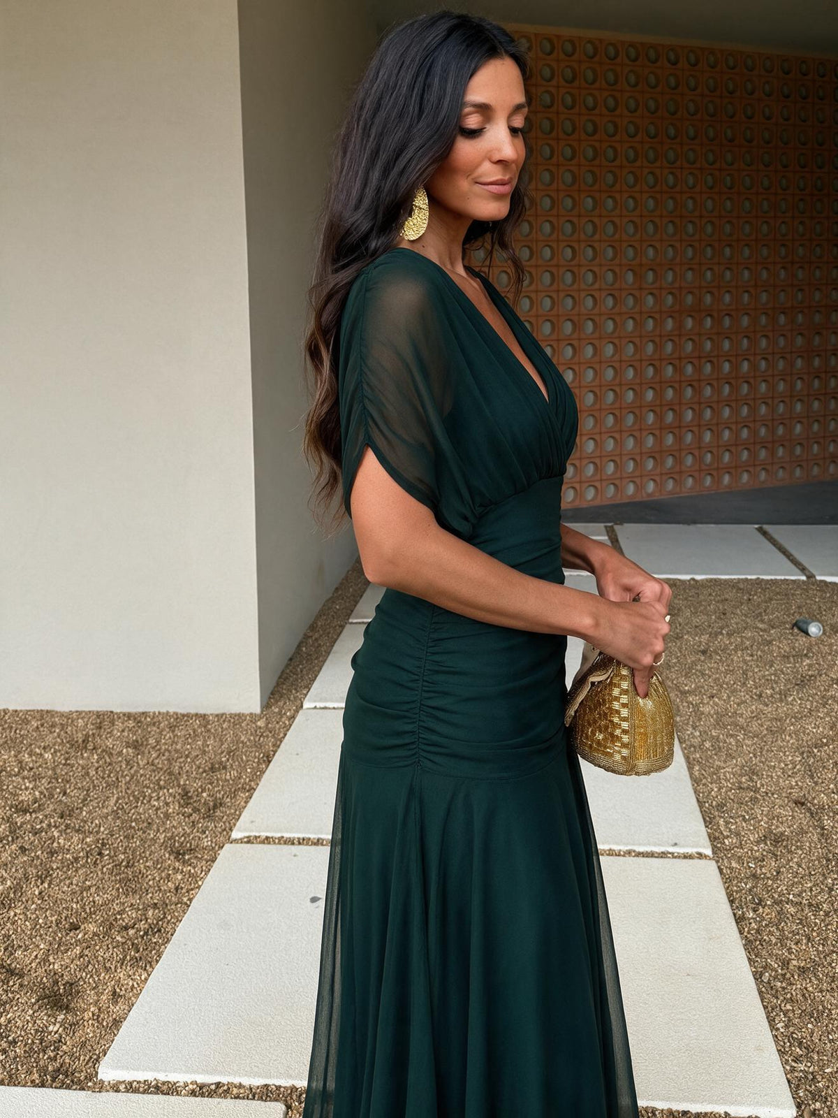Vestido largo con hombros descubiertos, color verde oscuro, segunda vista