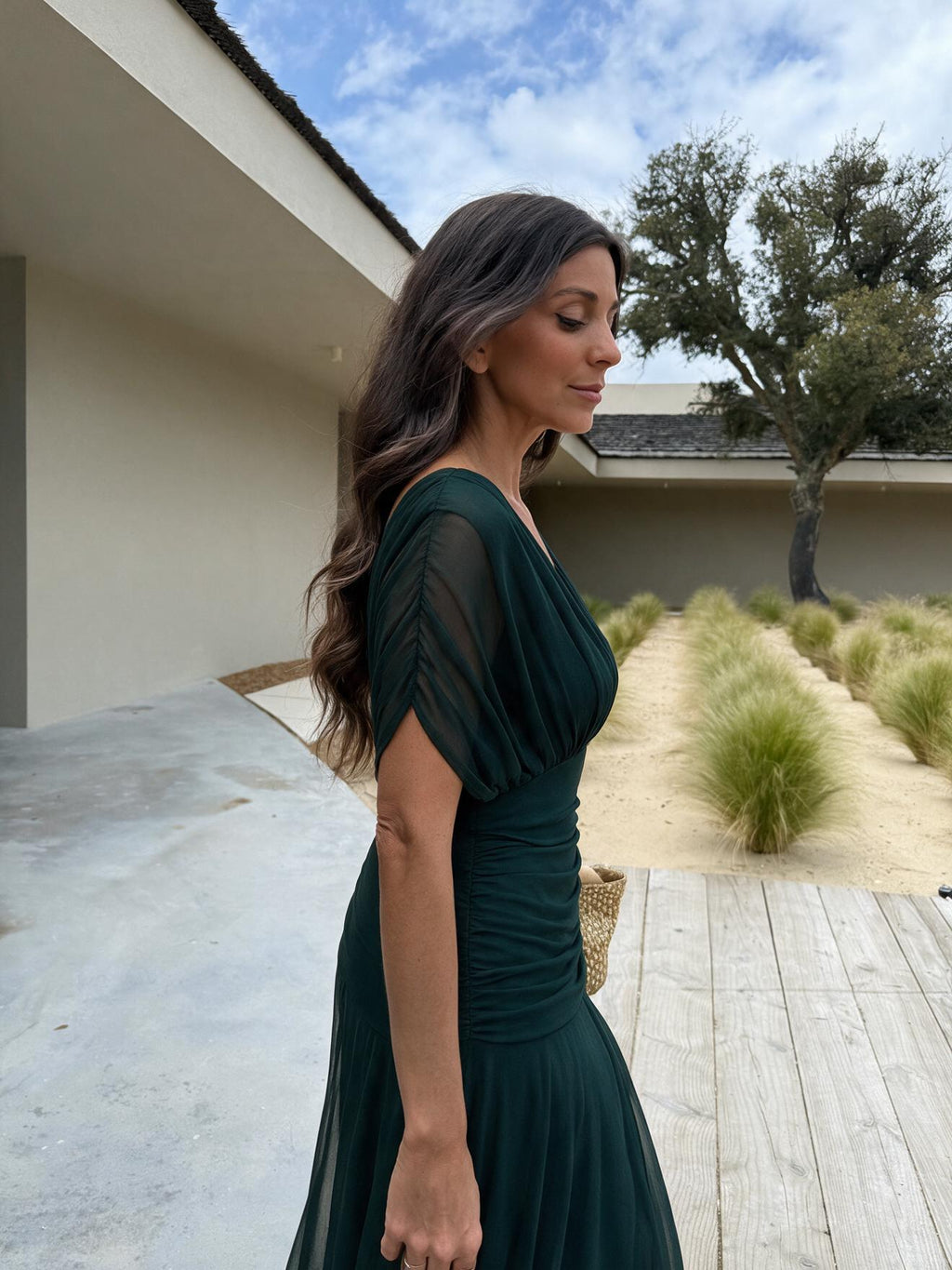 Vestido largo con hombros descubiertos, color verde oscuro, tercera vista