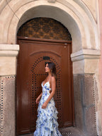 Vestido largo con olanes y tirantes delgados, vista lateral