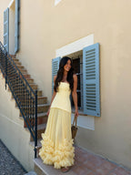 Vestido largo con roseta aplicada, color amarillo claro, vista frontal