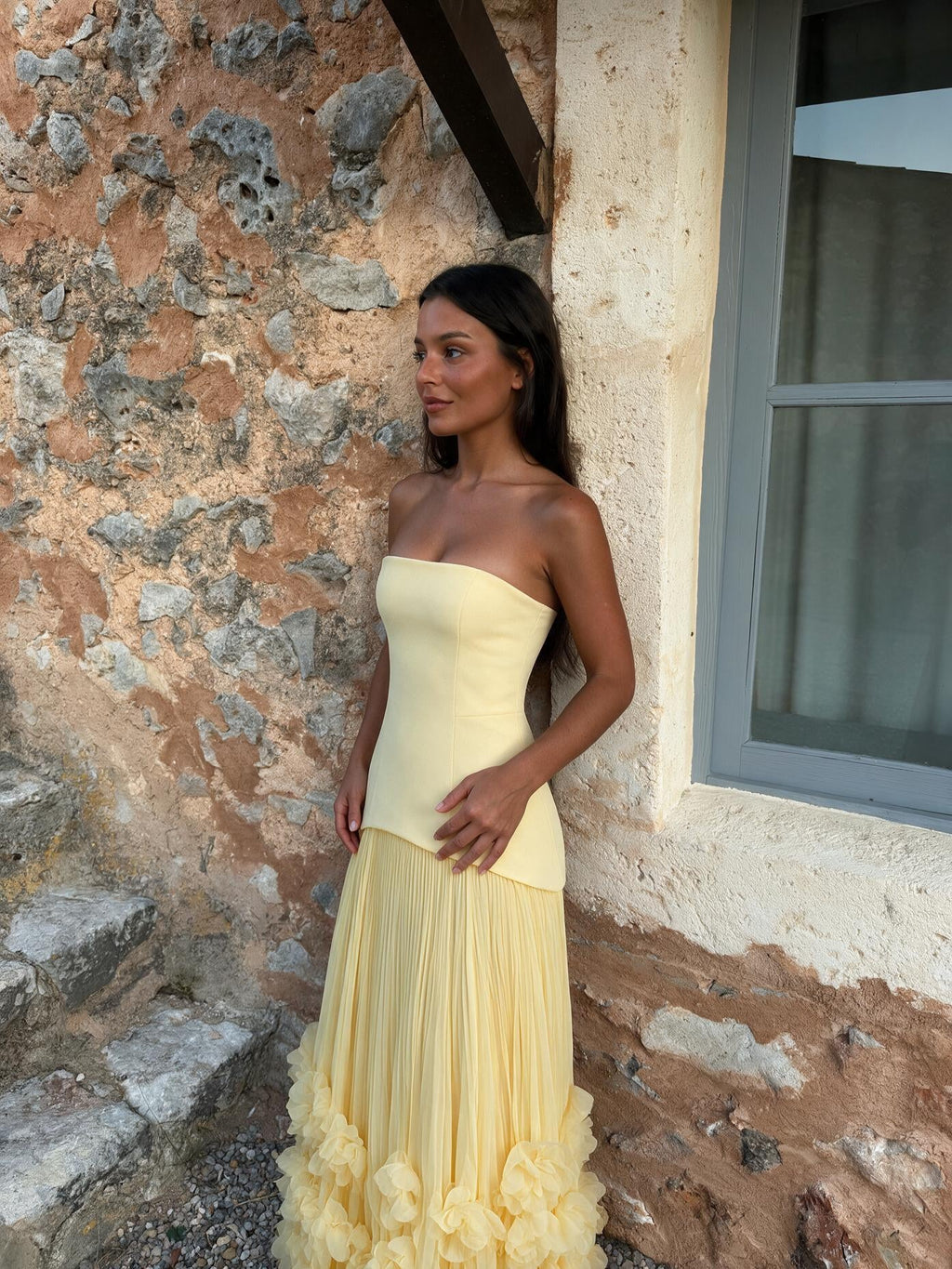 Vestido largo con roseta aplicada, color amarillo claro, vista lateral