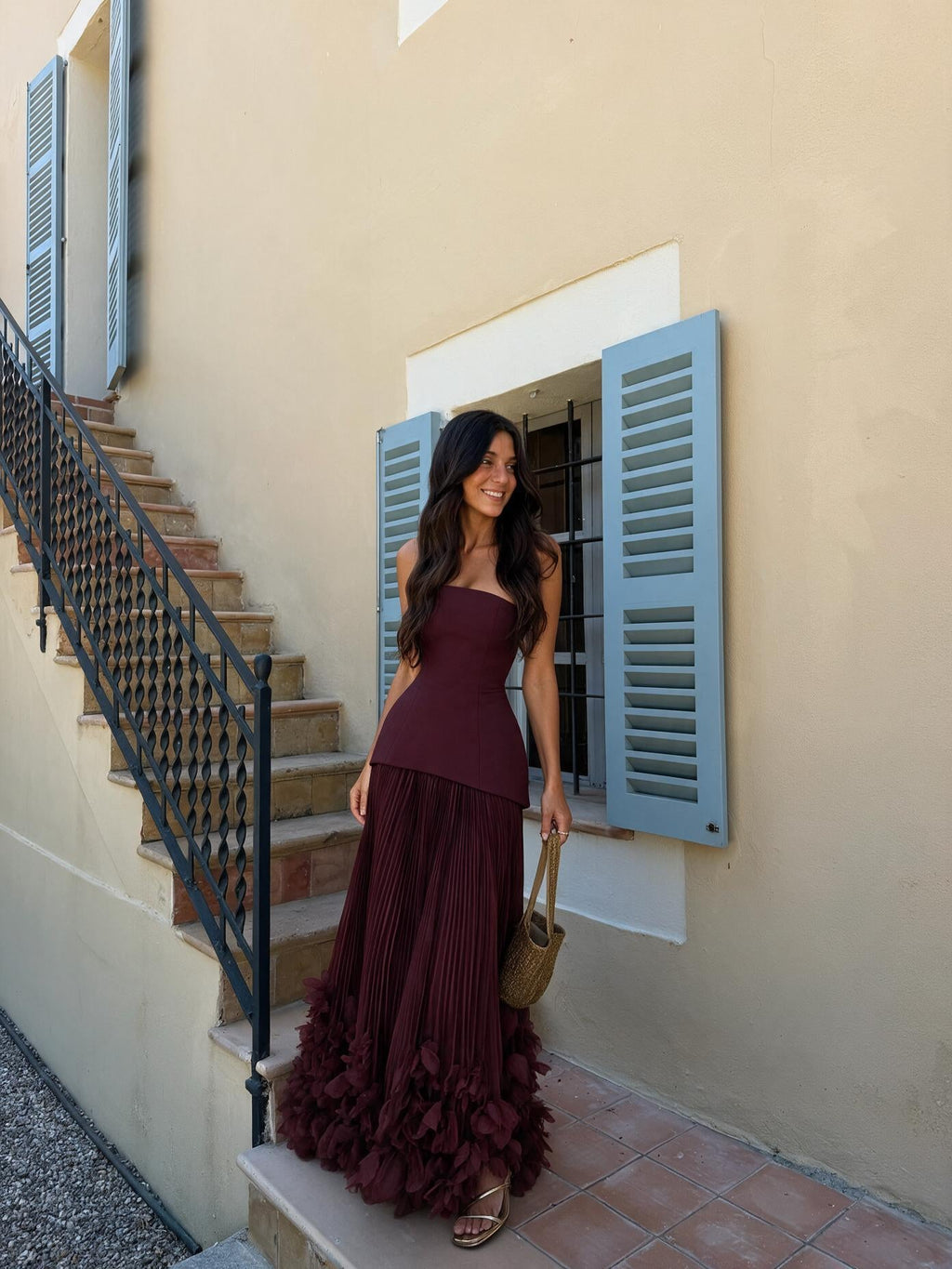 Vestido largo con roseta aplicada, color vino, vista frontal