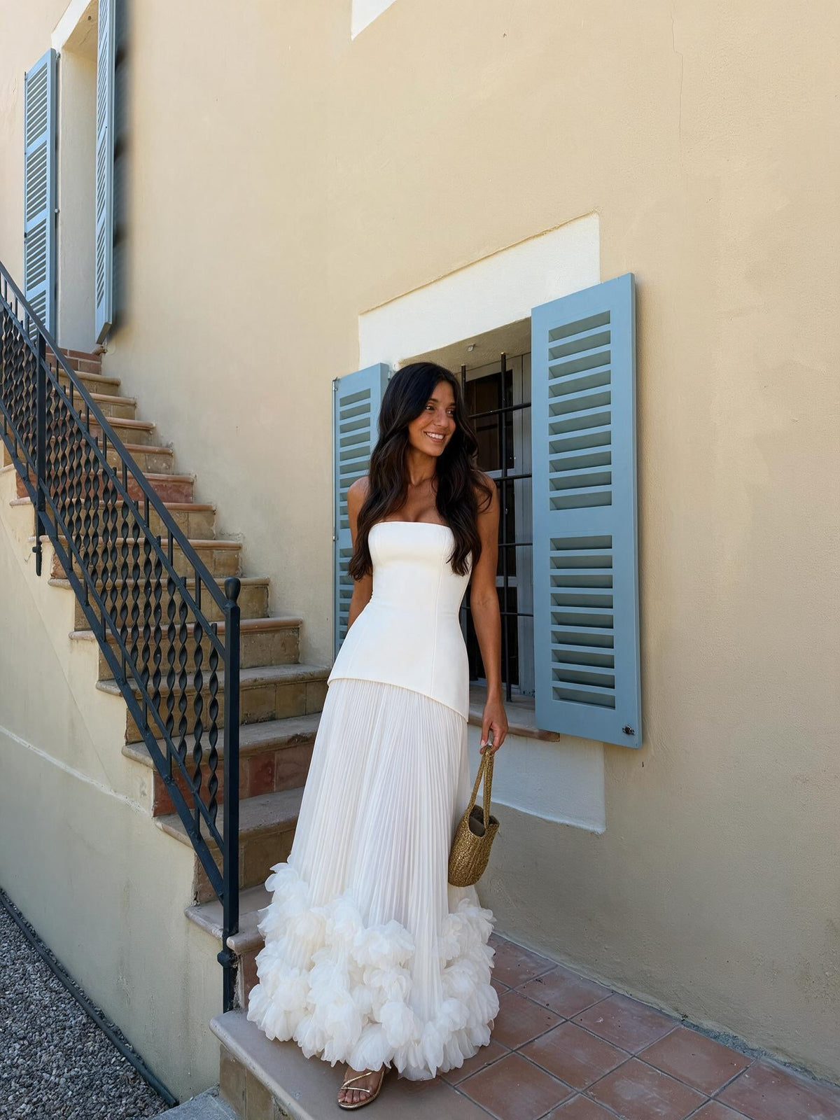 Vestido largo con roseta aplicada, color blanco, vista frontal