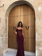 Vestido largo de caída escultural, color vino, vista frontal (2)