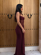 Vestido largo de caída escultural, color vino, vista lateral