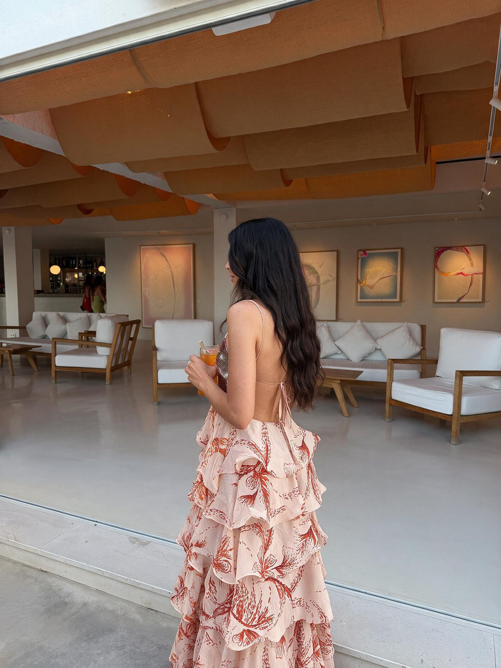 Vestido largo de caída sedosa y líneas limpias, vista trasera