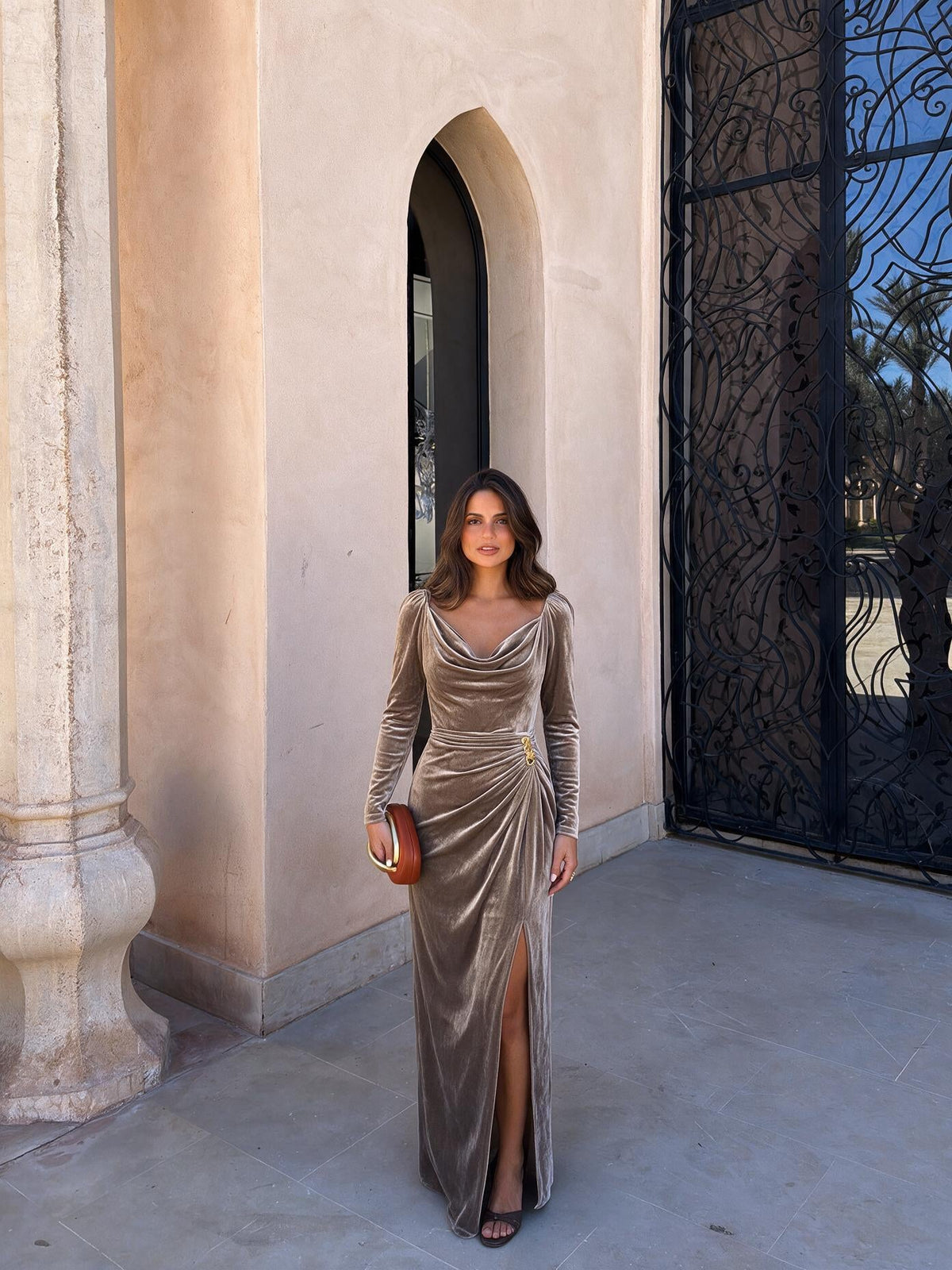 Vestido largo de corte limpio, vista frontal