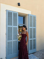 Vestido largo de corte sofisticado, color cereza, vista lateral