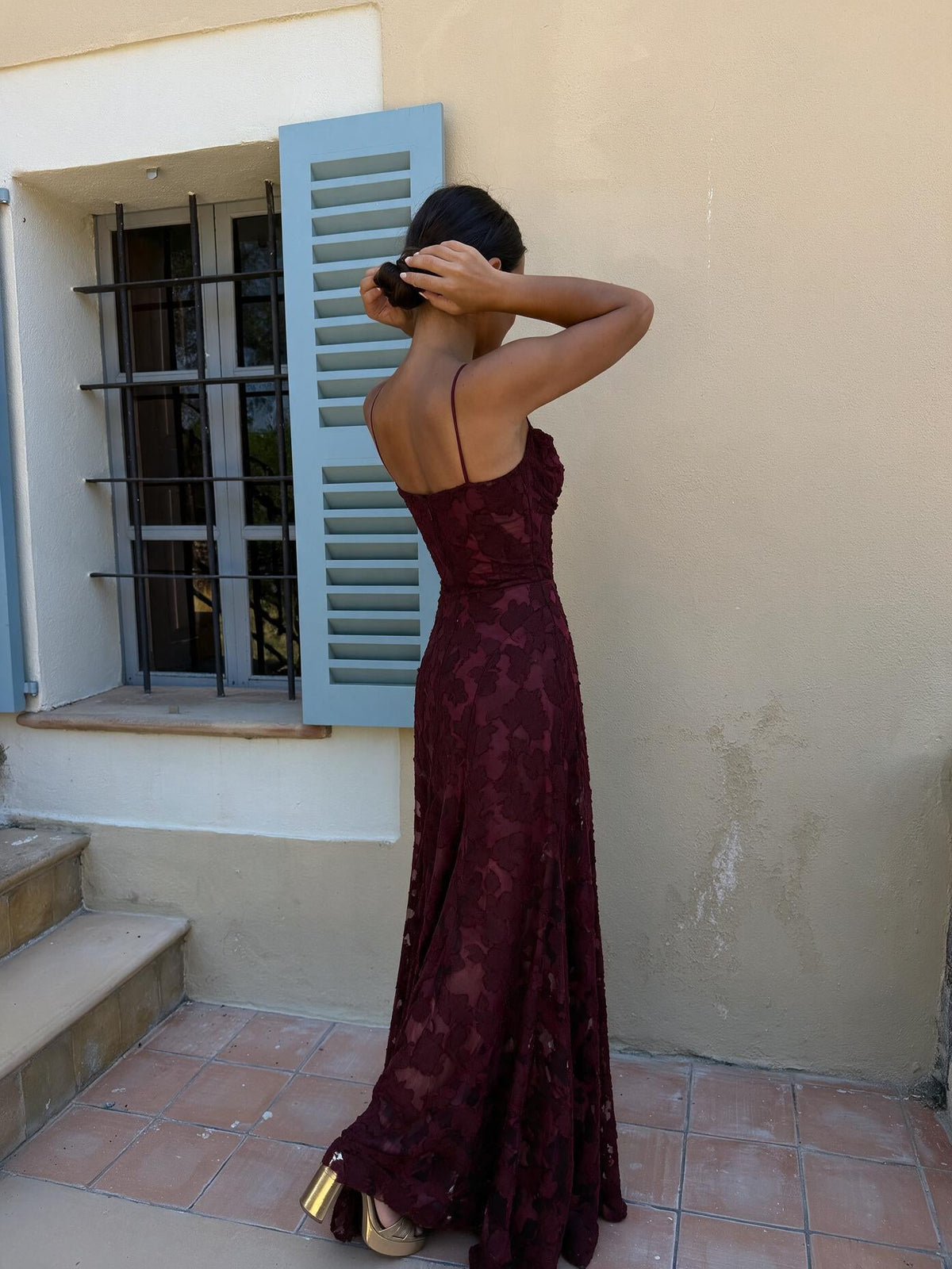 Vestido largo de corte sofisticado, color cereza, vista trasera