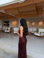 Vestido largo de lentejuelas con cuello halter, color rojo, vista trasera