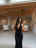 Vestido largo de lentejuelas con cuello halter, color negro, vista frontal