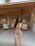 Vestido largo de lentejuelas con cuello halter, color dorado, vista frontal
