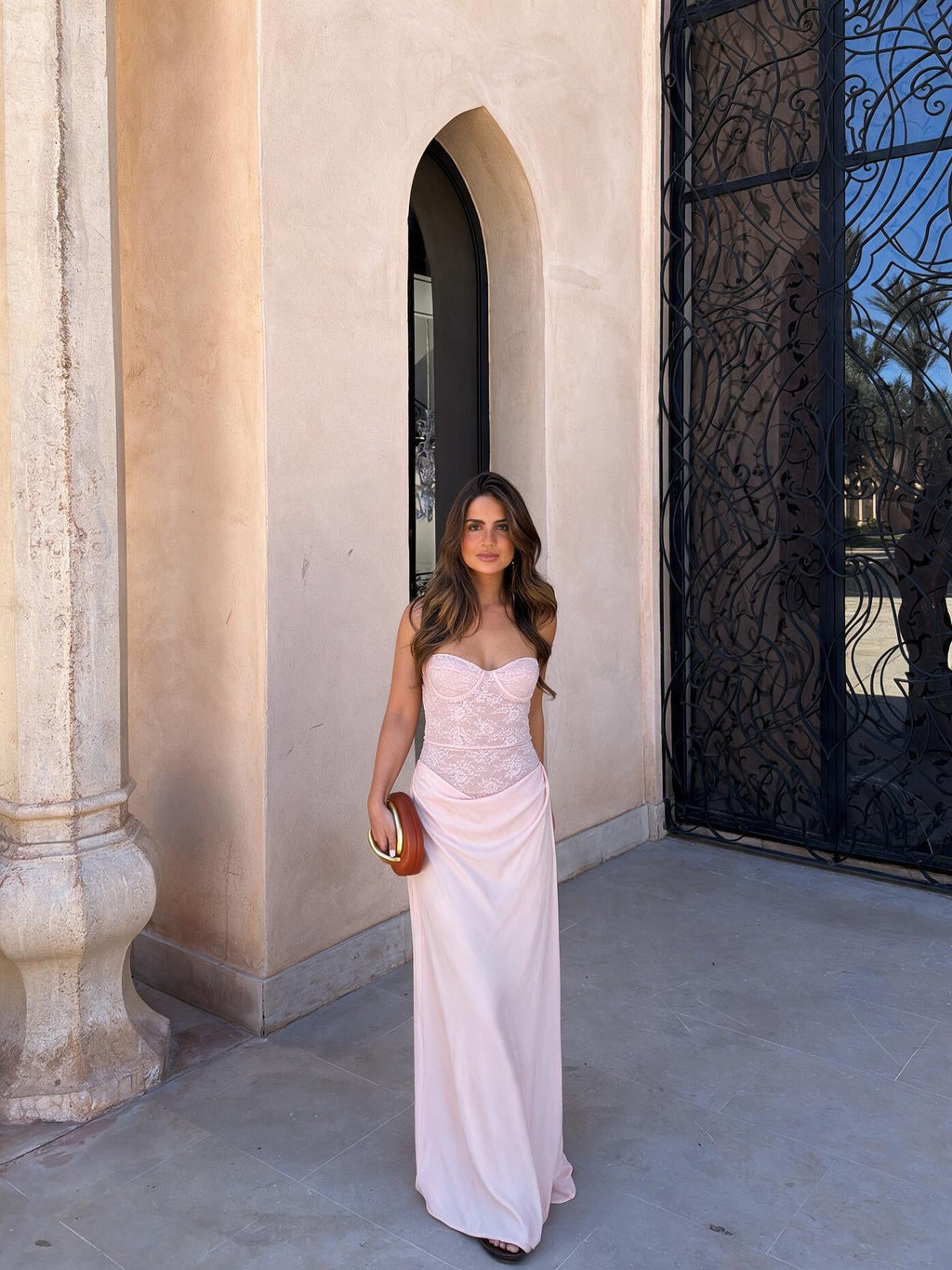 Vestido largo de línea romántica, vista frontal