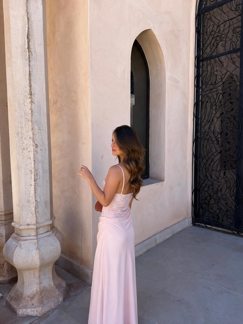 Vestido largo de línea romántica, vista lateral