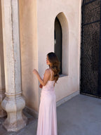 Vestido largo de línea romántica, vista lateral