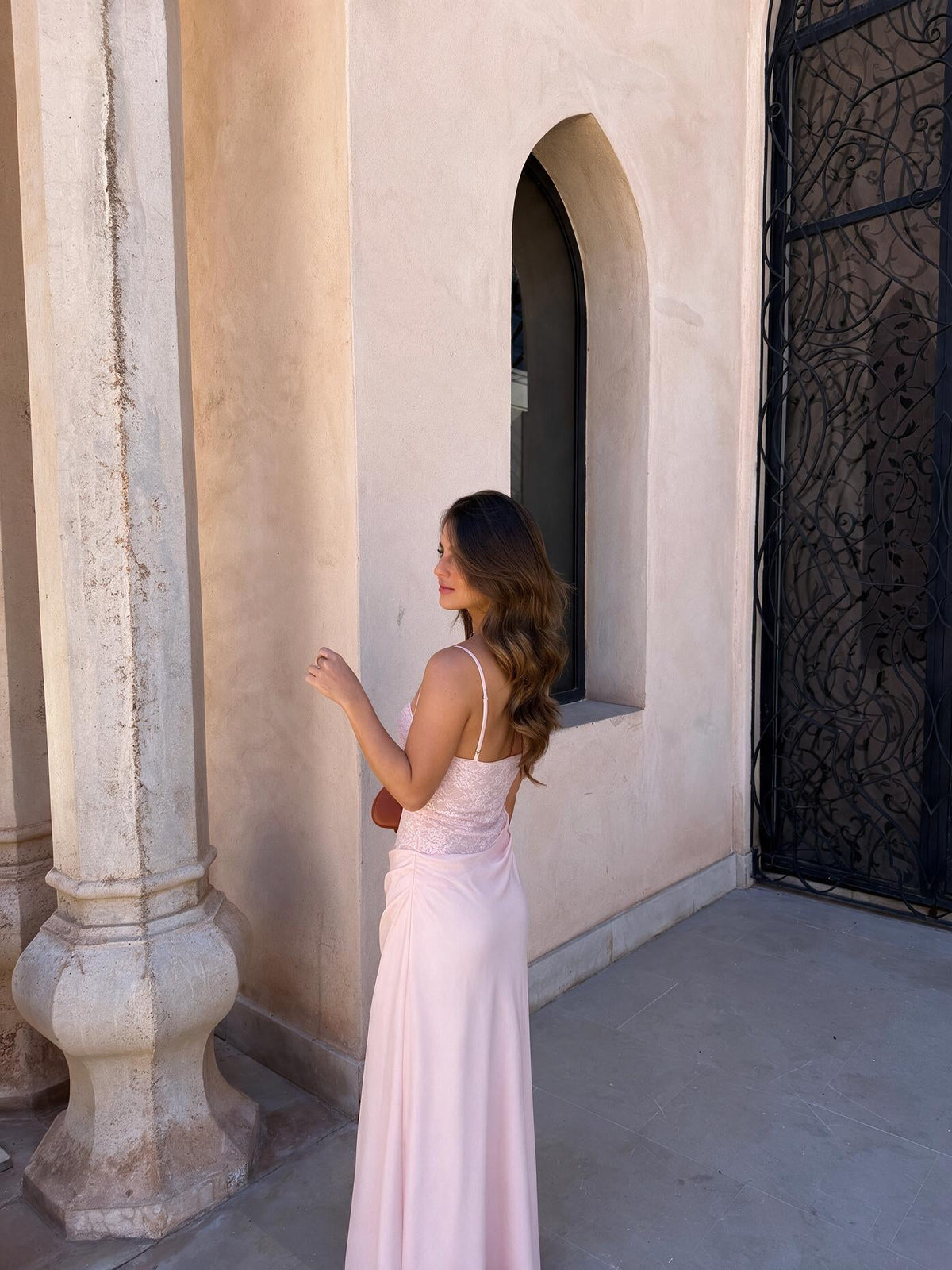 Vestido largo de línea romántica, vista lateral