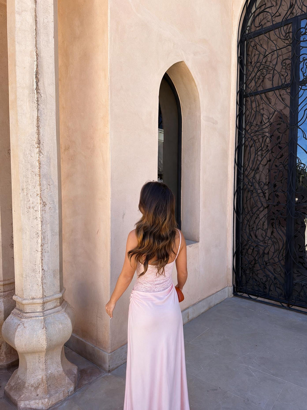 Vestido largo de línea romántica, vista trasera