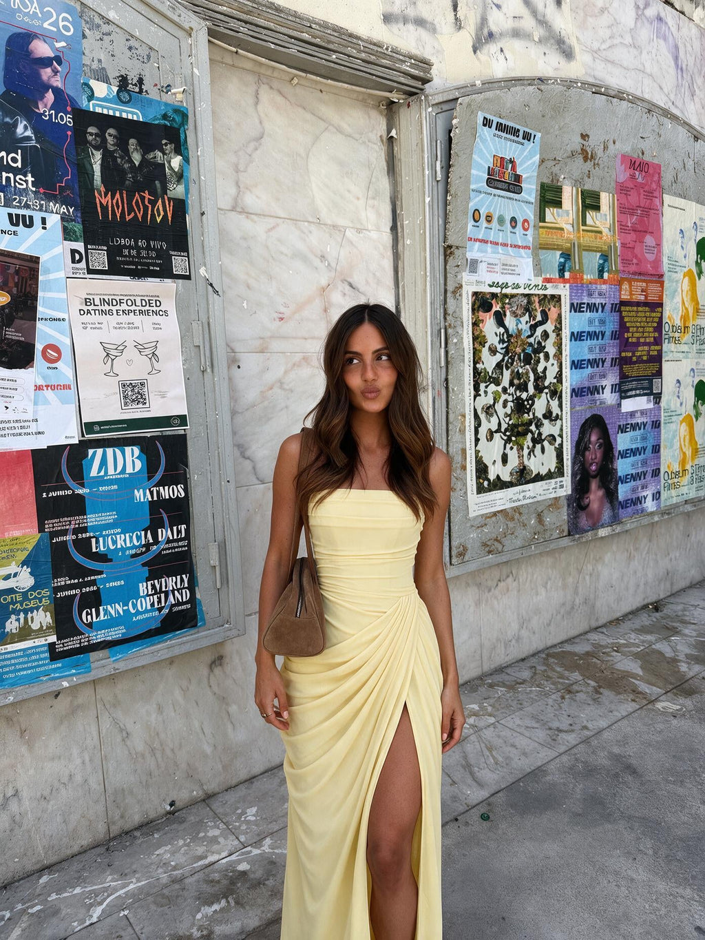 Vestido largo de noche con falda amplia, color amarillo, vista frontal