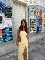 Vestido largo de noche con falda amplia, color amarillo, vista frontal