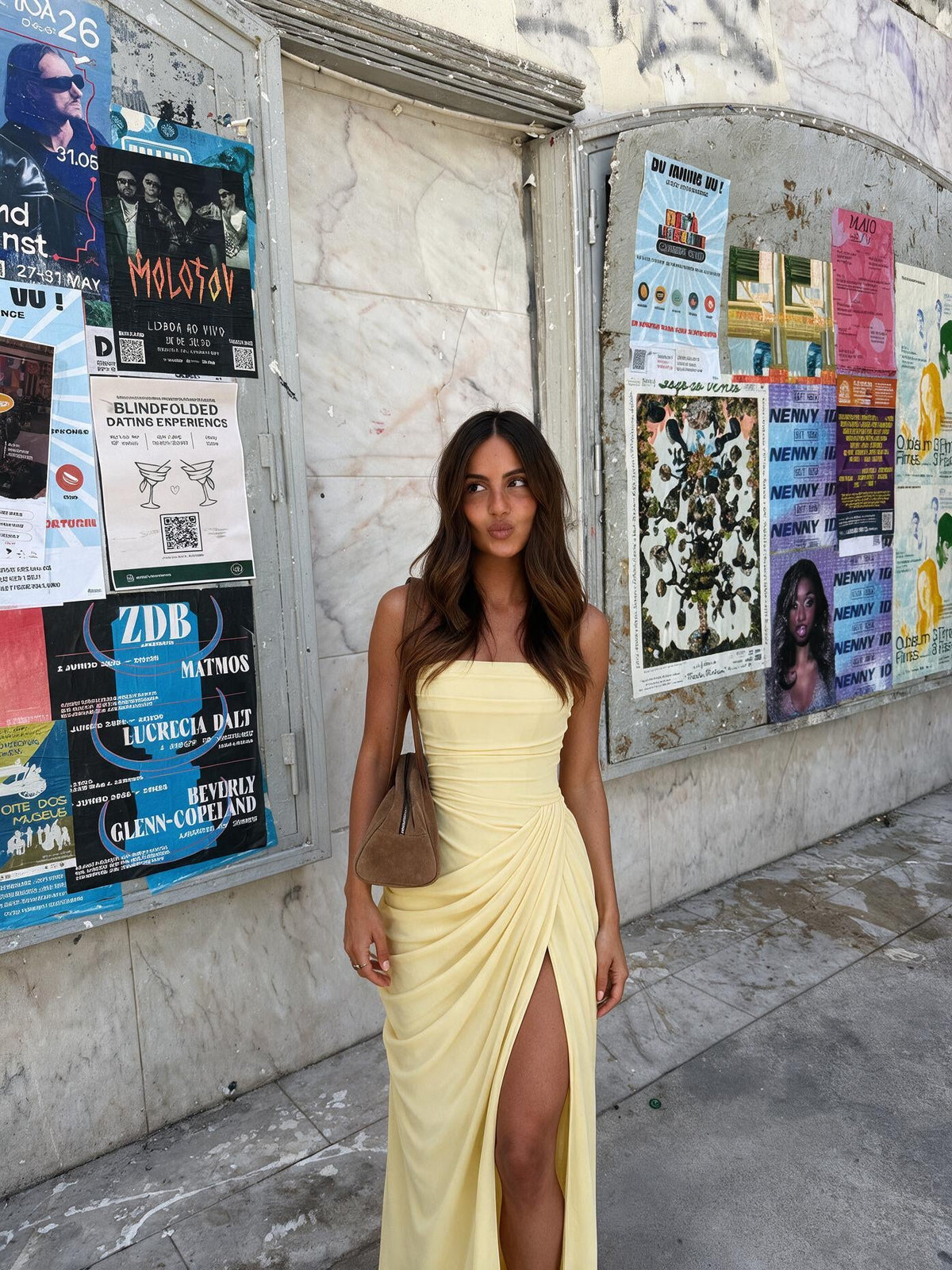 Vestido largo de noche con falda amplia, color amarillo, vista frontal
